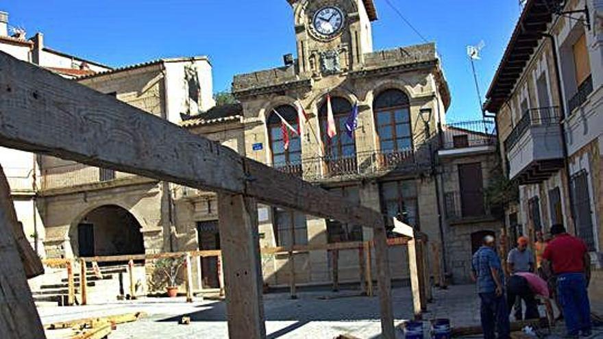 Primeros postes del recinto taurino colocados en la Plaza Mayor.