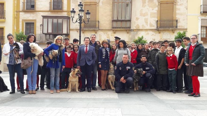 El alcalde de Lorca, Francisco Jódar (centro), presentó ayer los cursos junto a policías locales y vecinos.