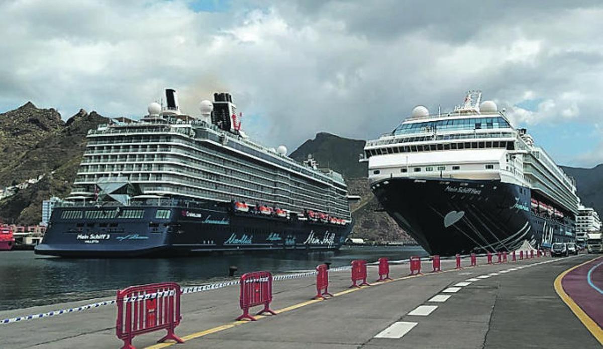 Operativa de trasbordo de tripulantes de cruceros en el Puerto chicharrero.