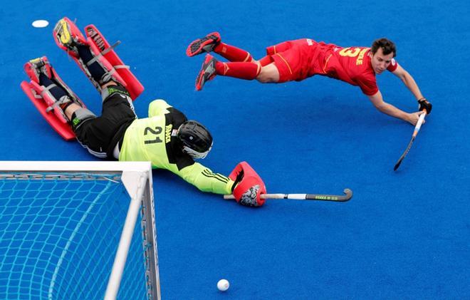 Sergi Enrique (d) dispara a puerta ante el guardameta holandés Maurits Visser durante el partido de la tercera jornada de la FIH Pro League que ambos equipos disputaron este viernes en el campo de Beteró, Valencia.