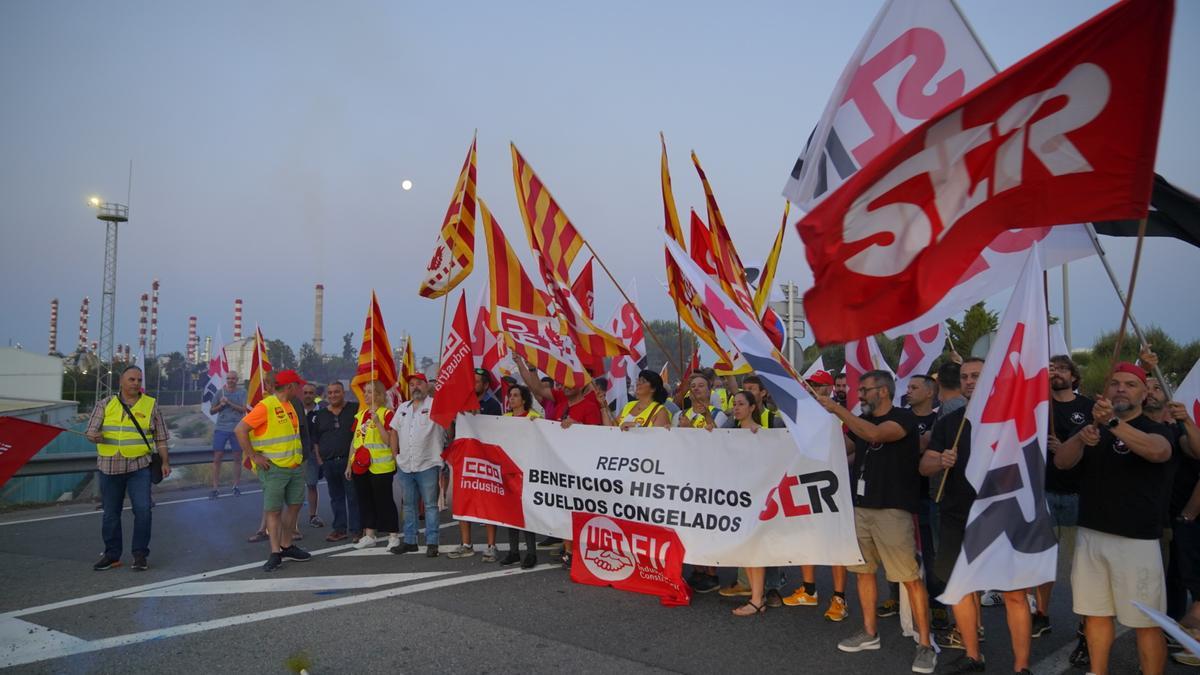 Treballadors de Repsol en el piquet davant el complex petroquímic de Tarragona