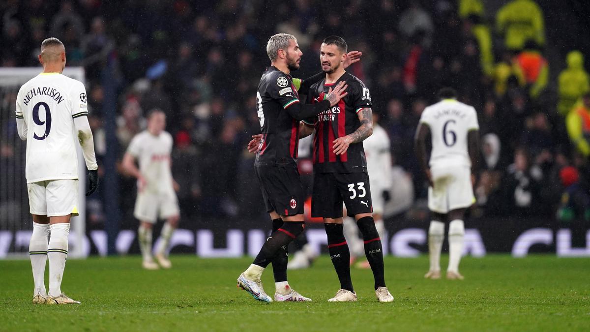 Theo Hernandez y Krunic celebran la clasificación del del Milan a octavos de final.