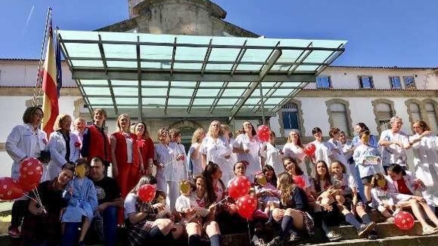 Celebración en las escaleras del Hospital Provincial. // FdV