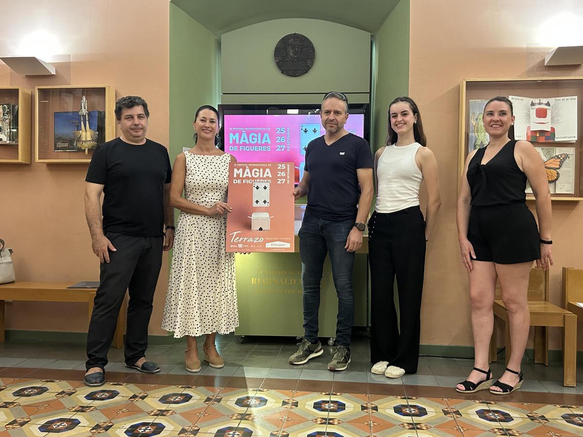 Alguns dels responsables del Festival amb el cartell durant la presentació del festival al Museu del Joguet de Catalunya.