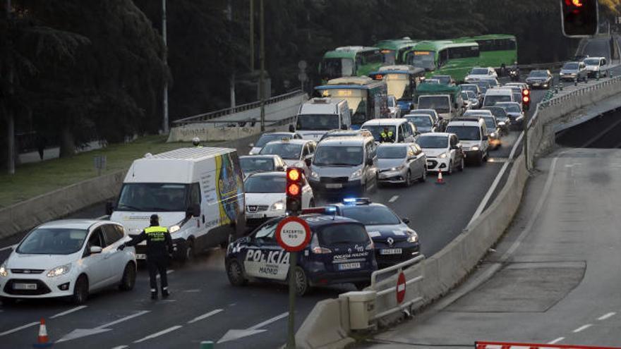 La Policía multa a los vehículos con matrículas pares que circulan en Madrid