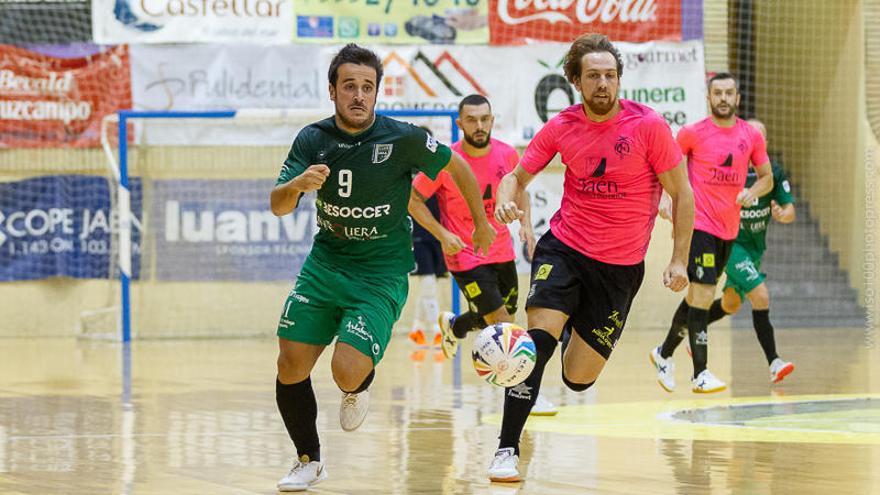 Uno de los jugadores del UMA Antequera pelea un balón dividido.