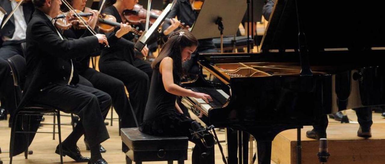 La ovetense Laura Mota, de 11 años, durante la interpretación del concierto número 23 de Mozart, en la tarde noche de ayer en el Auditorio.