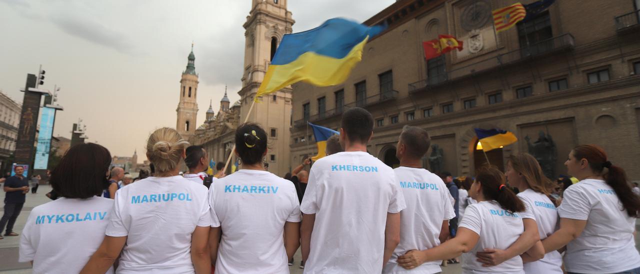 Algunos refugiados han portado camisetas con los nombres de las ciudades más golpeadas por la guerra.