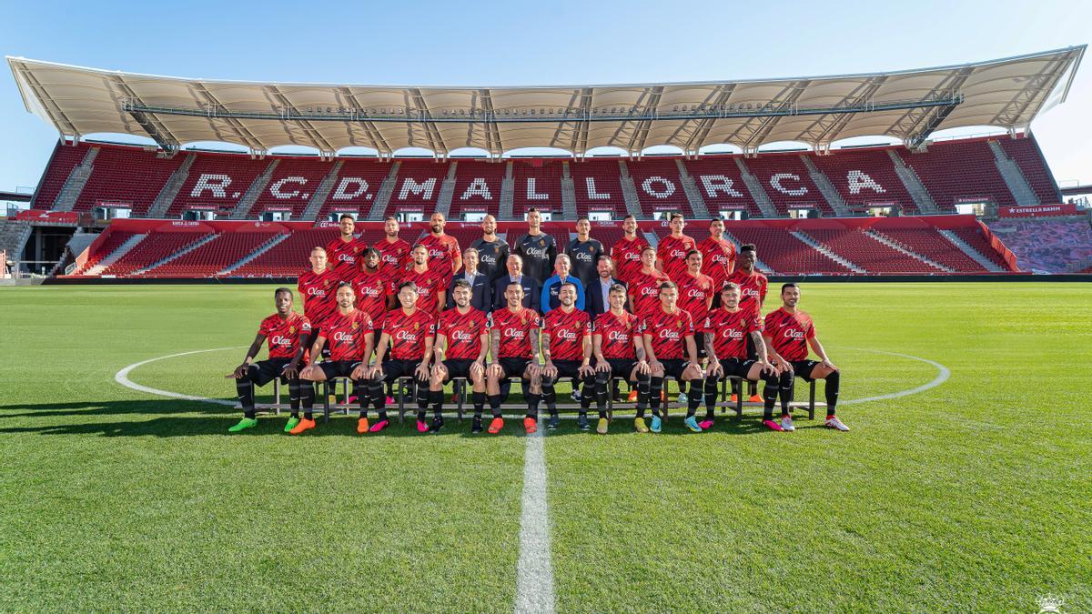 La plantilla del Real Mallorca se hace la foto oficial en el estadio de Son Moix.