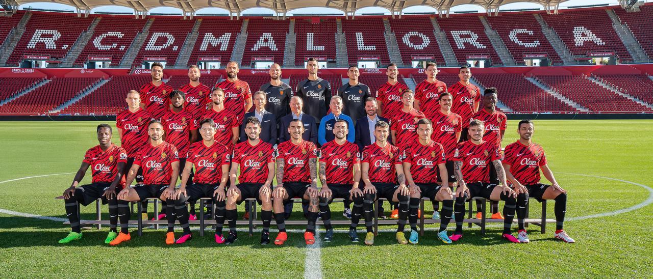 La plantilla del Real Mallorca posa en el estadio de Son Moix