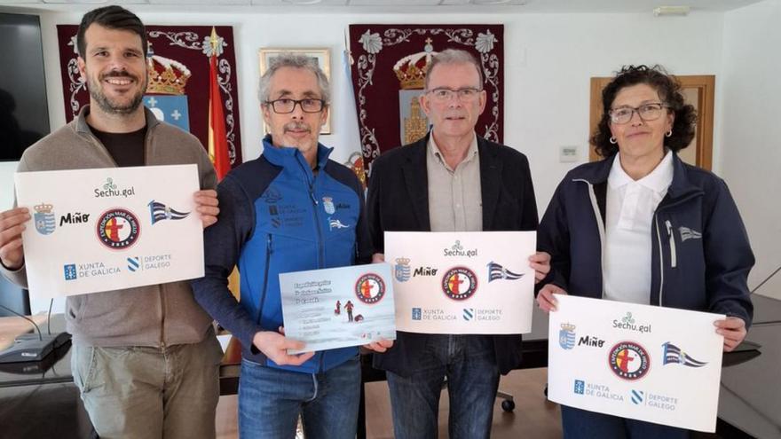 López, segundo por la izq., junto al edil de Deportes y el alcalde. |