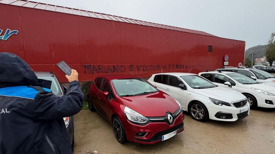 La Policía Local de Cangas indaga sobre las pintadas contra Mariano Abalo y Victoria Portas. |  G.N.