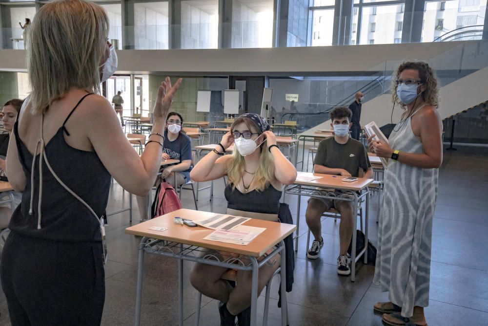 Mascarillas, gel y muchos nervios en el arranque de la selectividad del coronavirus en Mallorca