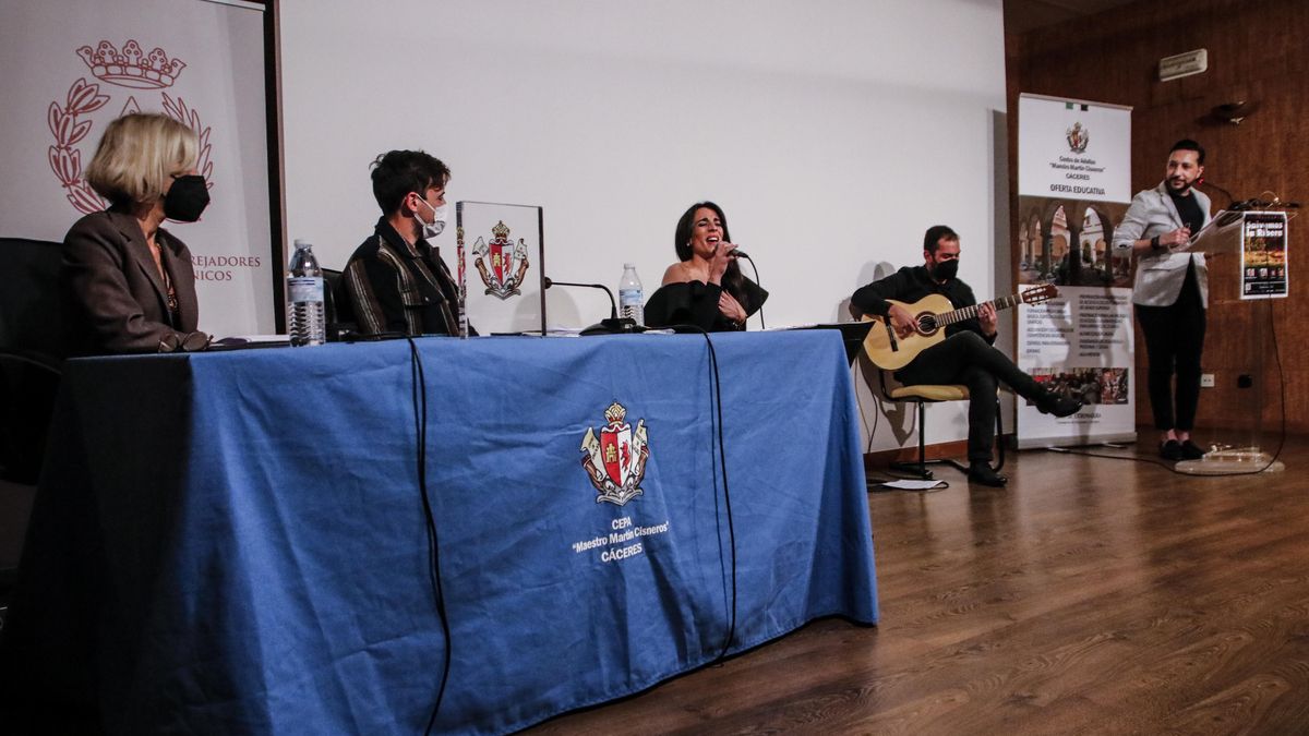 Un momento de la charla de ayer en el Colegio de Aparejadores de Cáceres.