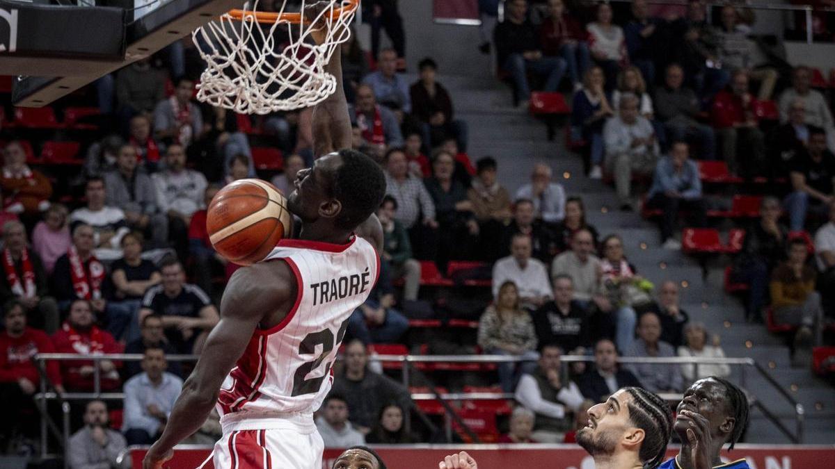 Traoré, haciendo un mate durante un duelo de la FIBA Europe Cup en el Felipe