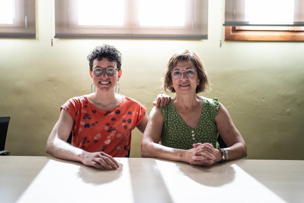 Núria Muntanyà, concejala de Educación y Bienestar Social de Torelló, y Carme Camprubí, técnica de la Oficina Municipal de Escolarización (OME).