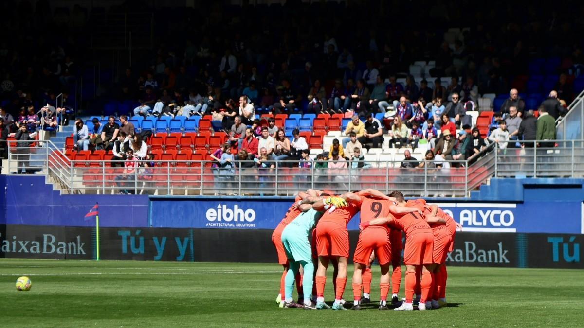 Los jugadores del Andorra, formando una piña en Ipurua