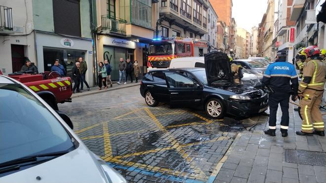 GALERÍA | Un coche sale ardiendo en el centro de Zamora