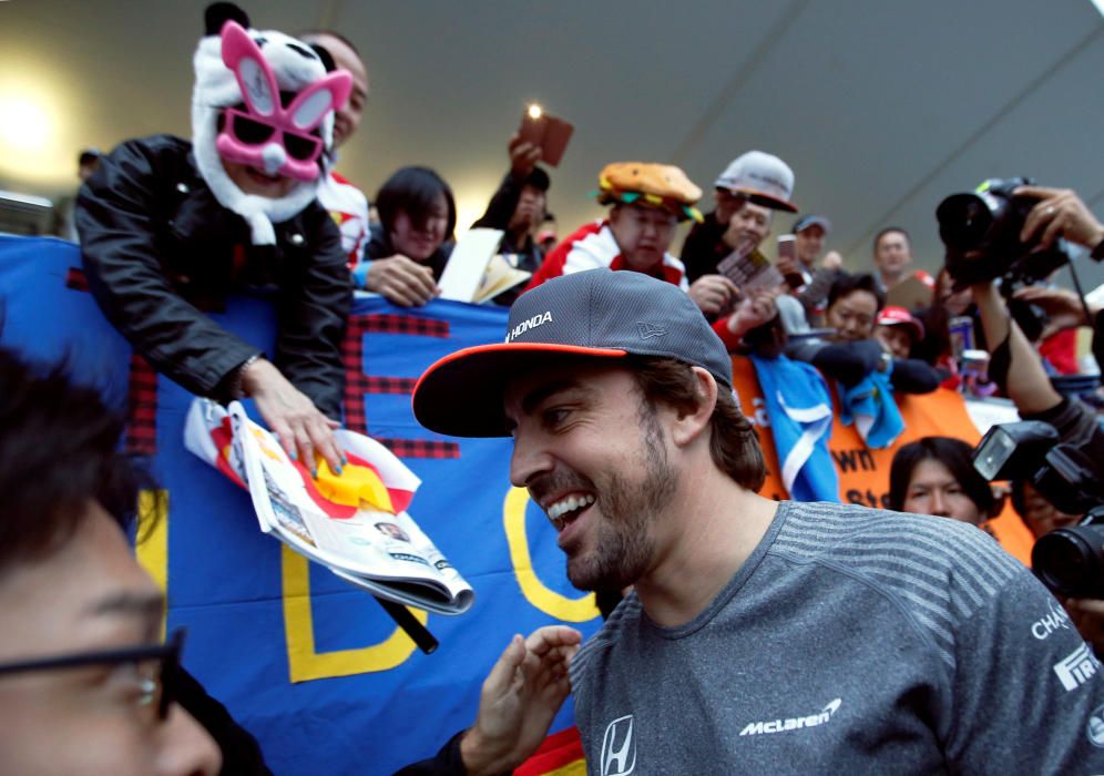 Fernando Alonso baño de masas en Suzuka