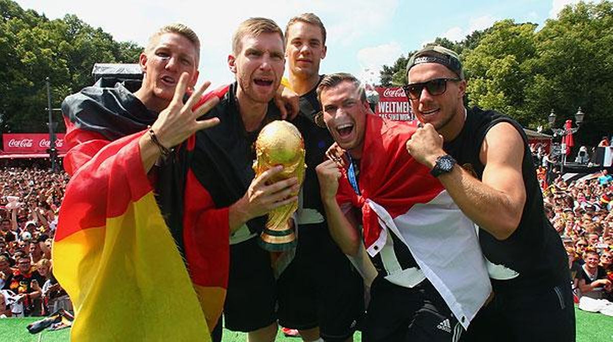 La selecció alemanya recorre els carrers de Berlín aclamada per milers d’aficionats.