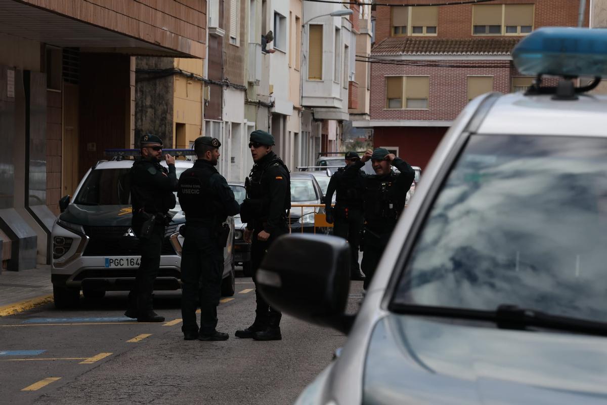 Gritos y mucha tensión al pasar el vehículo con el detenido por delante de la casa del niño asesinado en Sueca