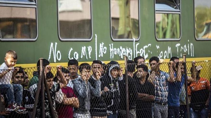 Cientos de refugiados continúan bloqueados en un tren detenido en Hungría