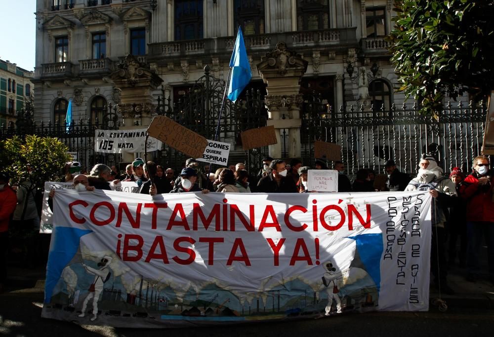 Concentración de plataformas anticontaminación ante la Junta General