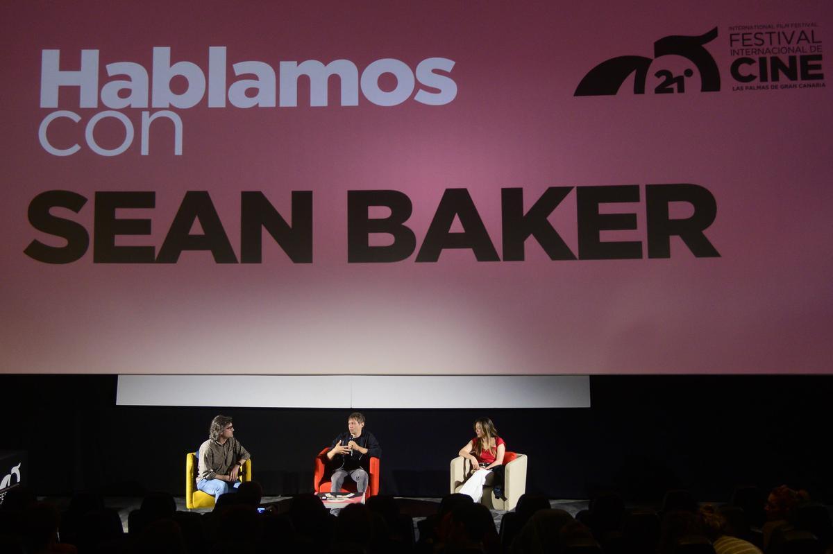 De izq., a dcha., Luis Martínez, Sean Baker y Samantha Quin.