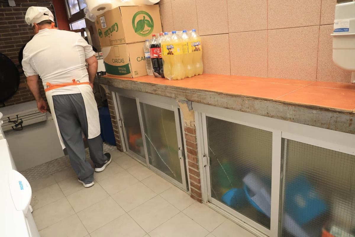 Parte de la cocina del colegio San Blas donde el Sindic ha constatado "deficiencias graves"