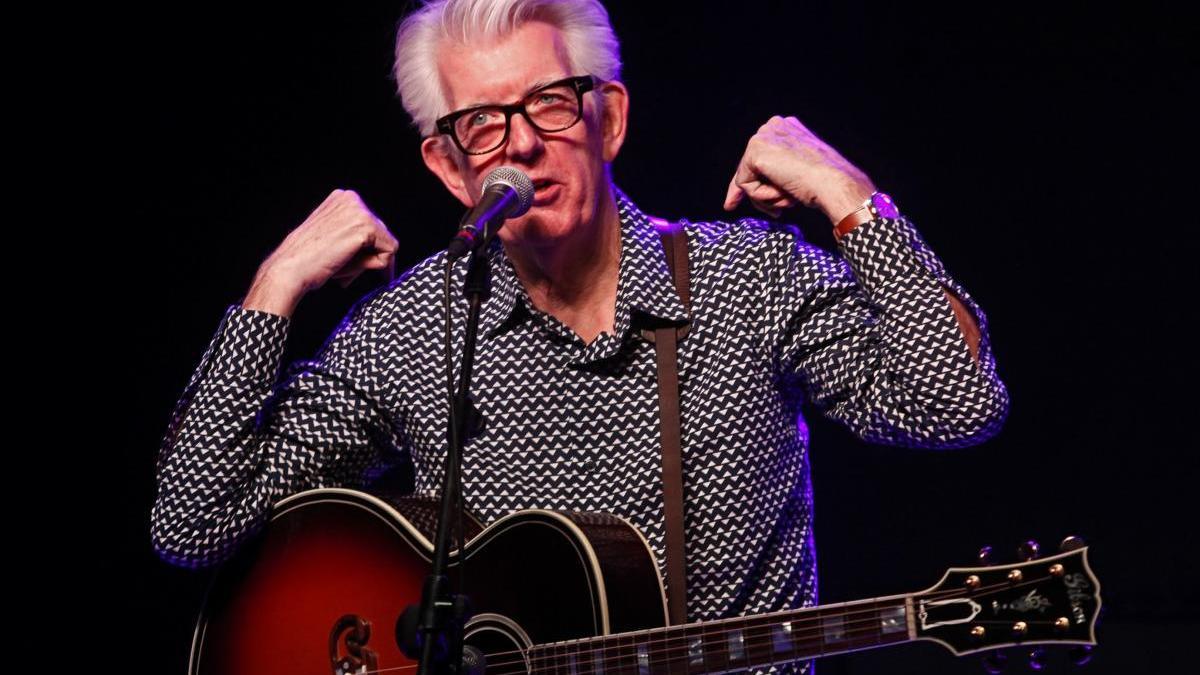 Nick Lowe, durante un concierto,