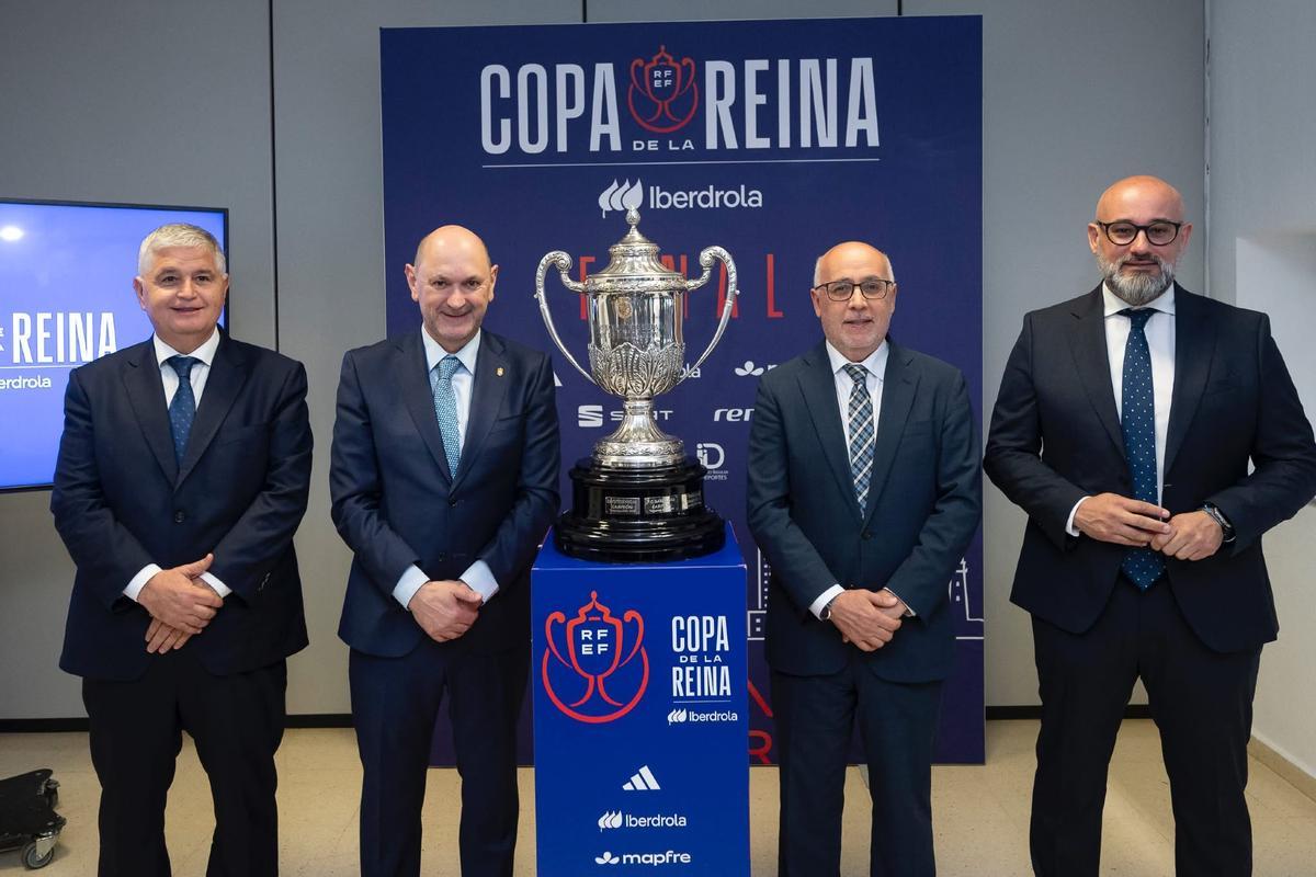 Antonio Morales, entre otros cargos públicos y deportivos en Fitur junto a la Copa de la Reina.