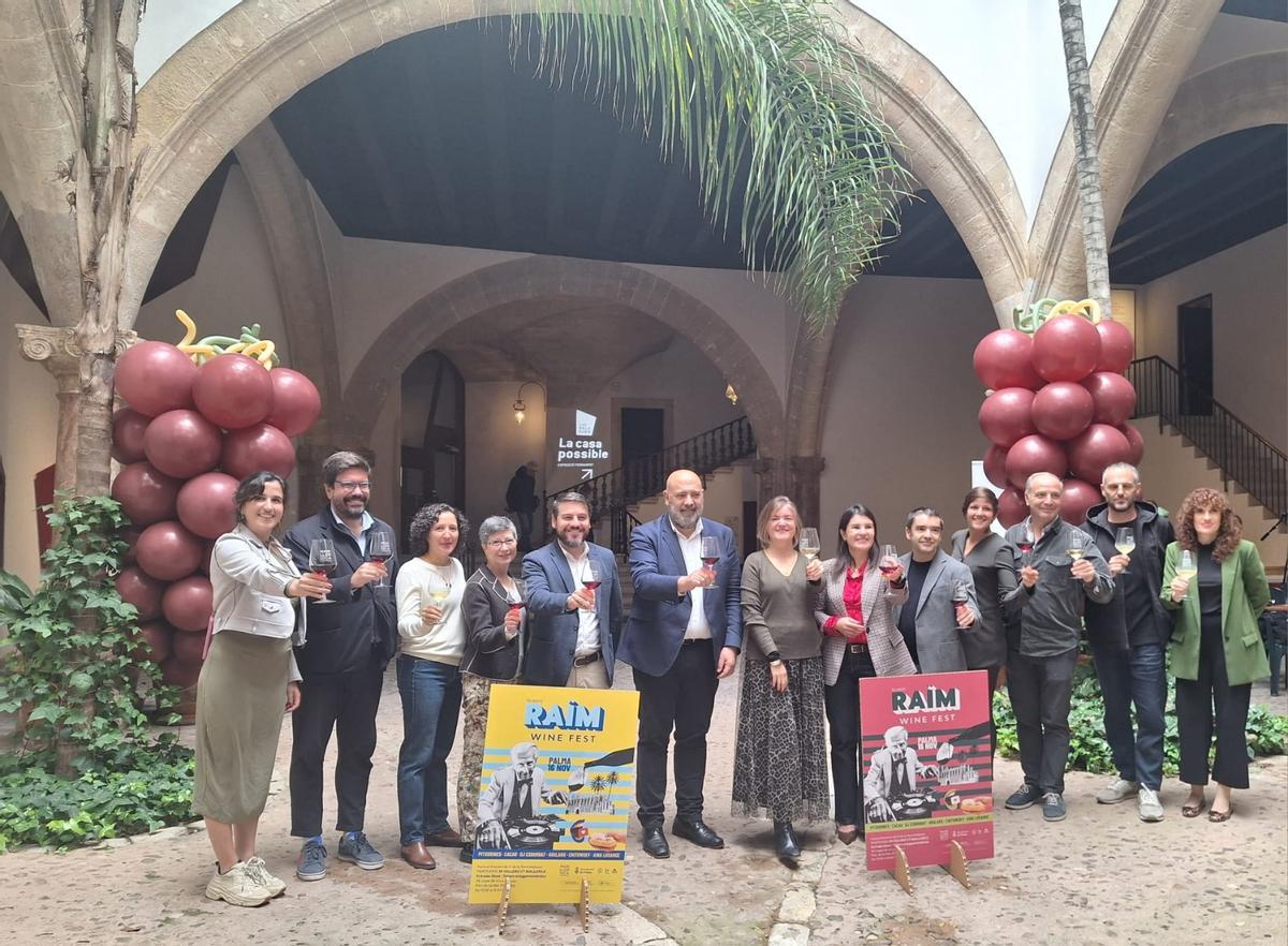 Foto de familia de la presentación en Can Balaguer del Raïm Wine Fest.