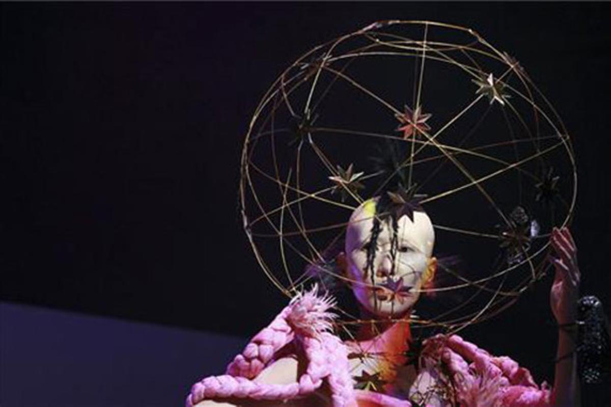 Una model presenta una creació durant una desfilada al Royal Albert Hall, a Londres.
