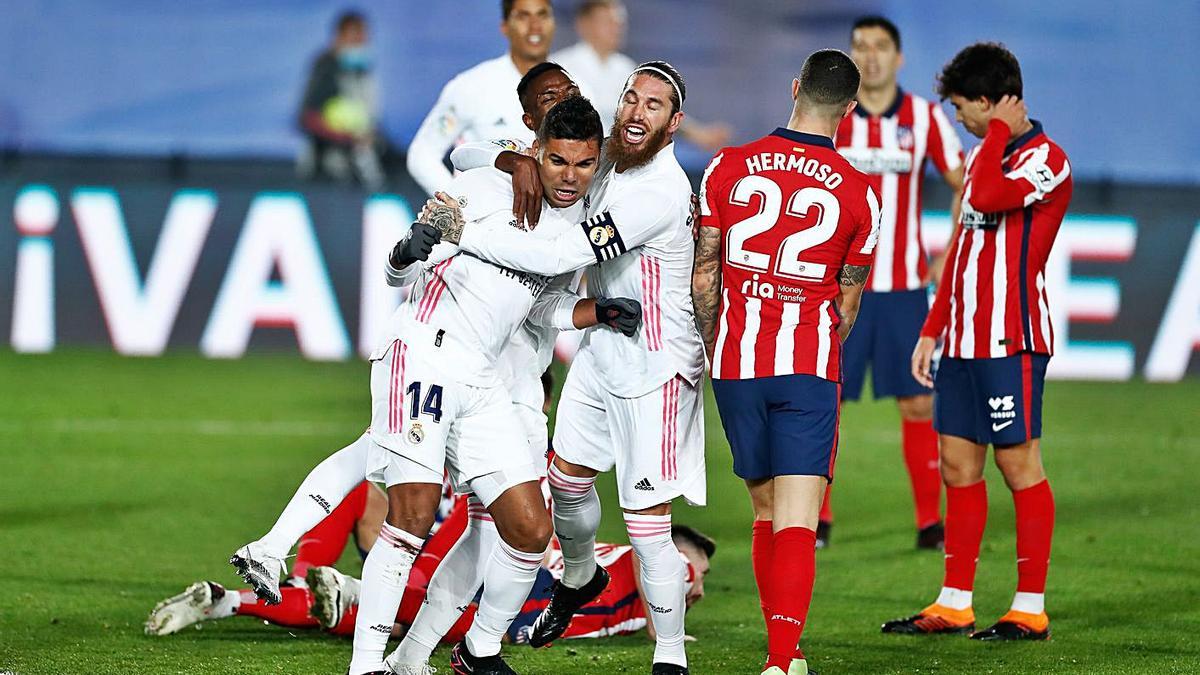 Casemiro celebra junto a Sergio Ramos el primer gol del Real Madrid.  | E. PRESS/AFP7