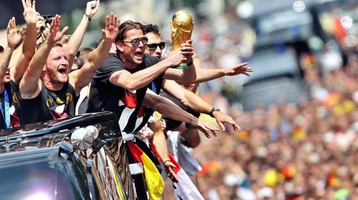 Diversos jugadors de la selecció, a l’autobús descobert pels carrers de Berlín.