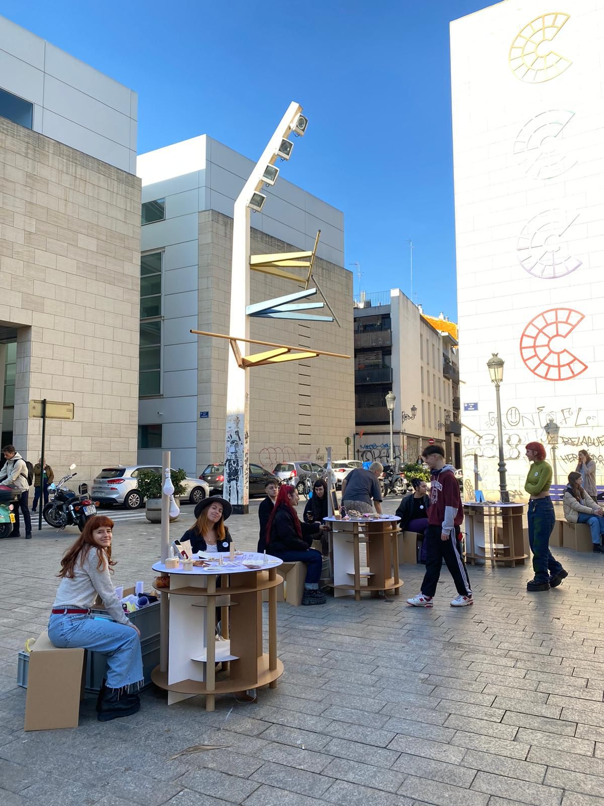 Estudiantes de Joyería enseñan sus diseños en la plaza Viriato de València