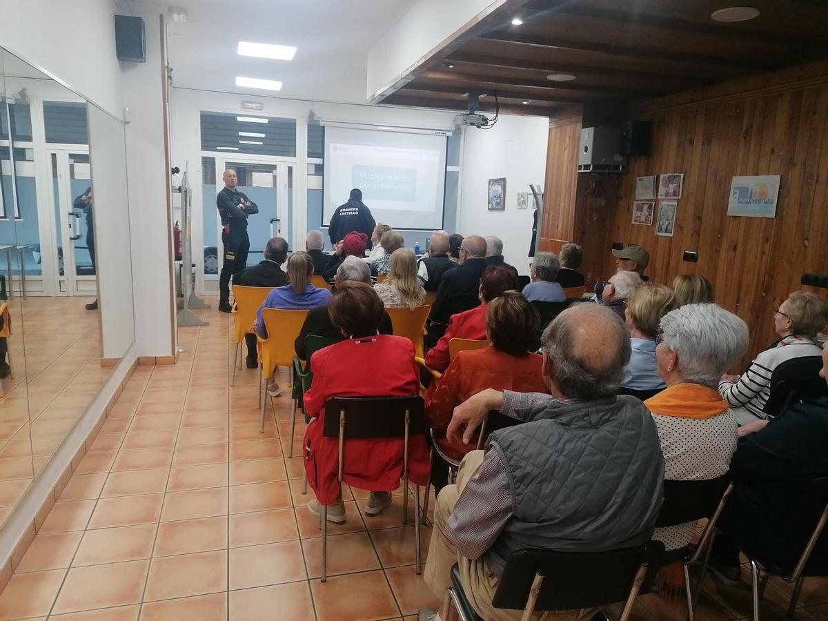 Un momento de la charla a los mayores de la Asociación Vedruna de Castelló.
