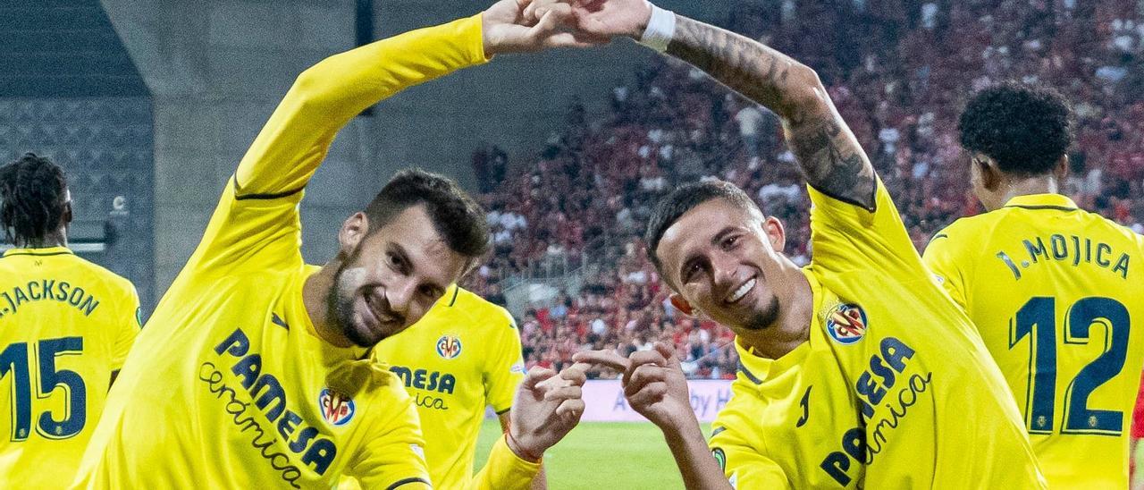 Álex Baena y Yeremy Pino reflejan la alegría del Villarreal tras ganar al Hapoel Beer Sheva.