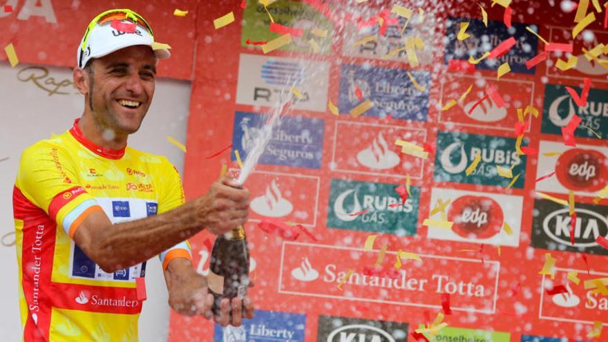 Raúl Alarcón celebra su triunfo en la Volta a Portugal 2017