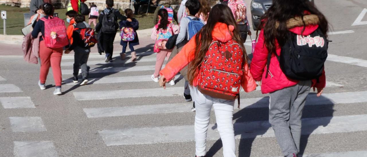 Niños regresan a la escuela después de las vacaciones de Navidad, en el colegio Cervantes. | J. A. RIERA