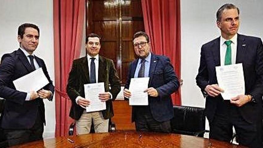 García Egea, Moreno, Serrano i Ortega Smith mostren el document on es recull l&#039;acord