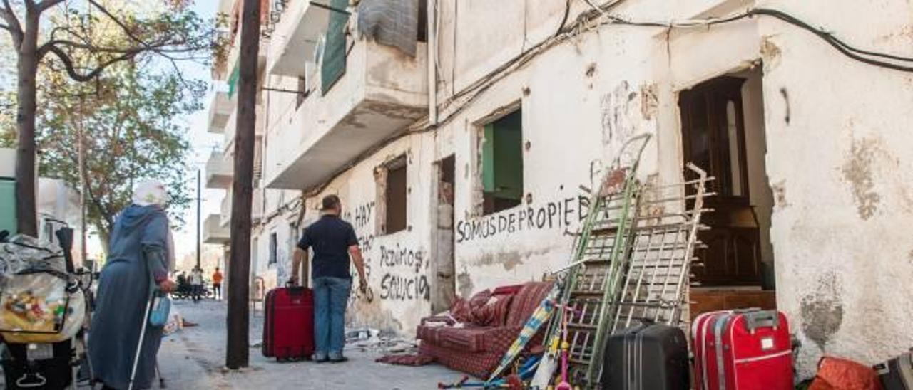 Concluye el desalojo de 32 familias por ruina de un bloque en Nou Alcolecha