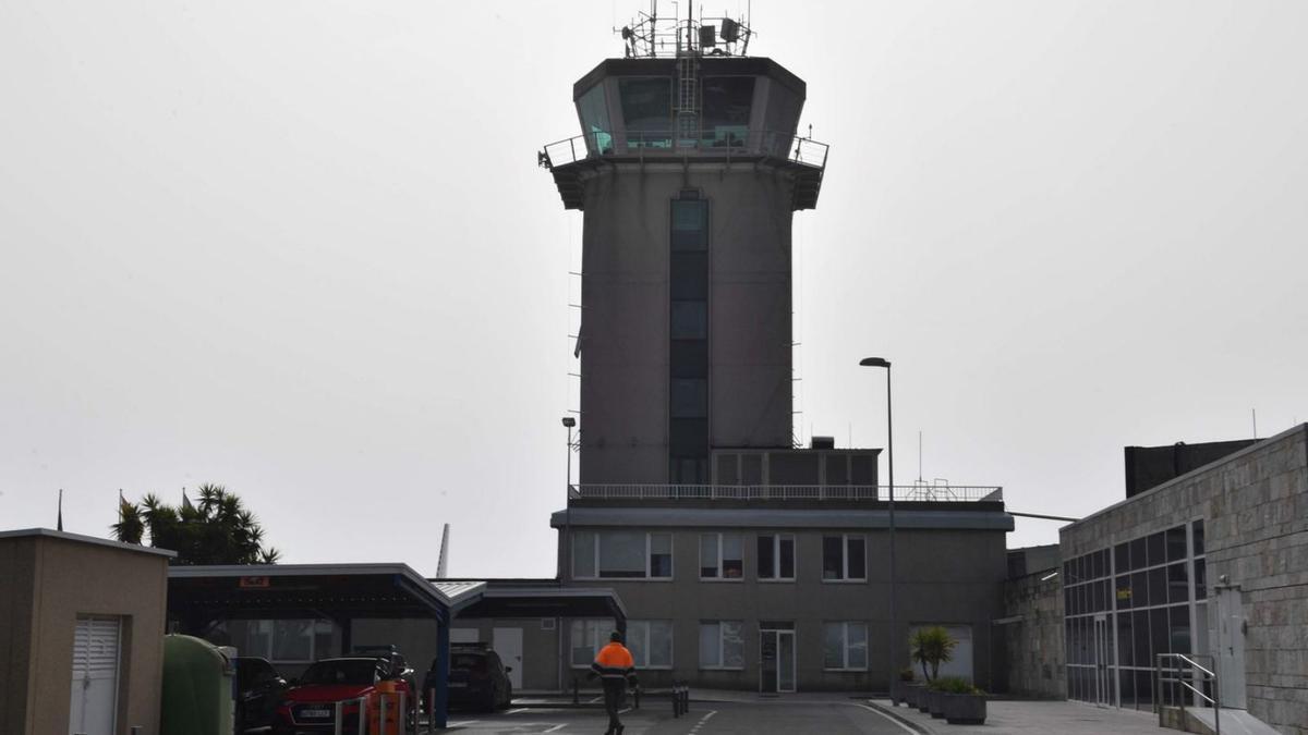 Torre de control del aeropuerto de Alvedro. |   // VÍCTOR ECHAVE