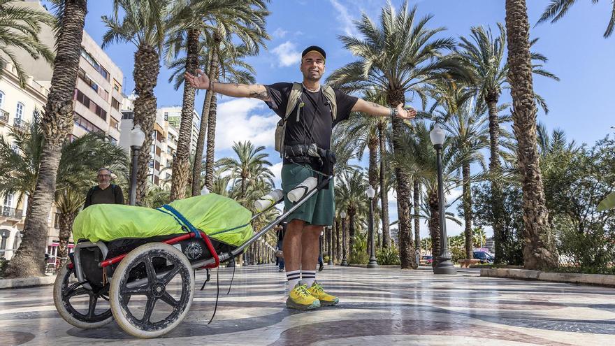 El reto de la vuelta a España a pie hace parada en Alicante