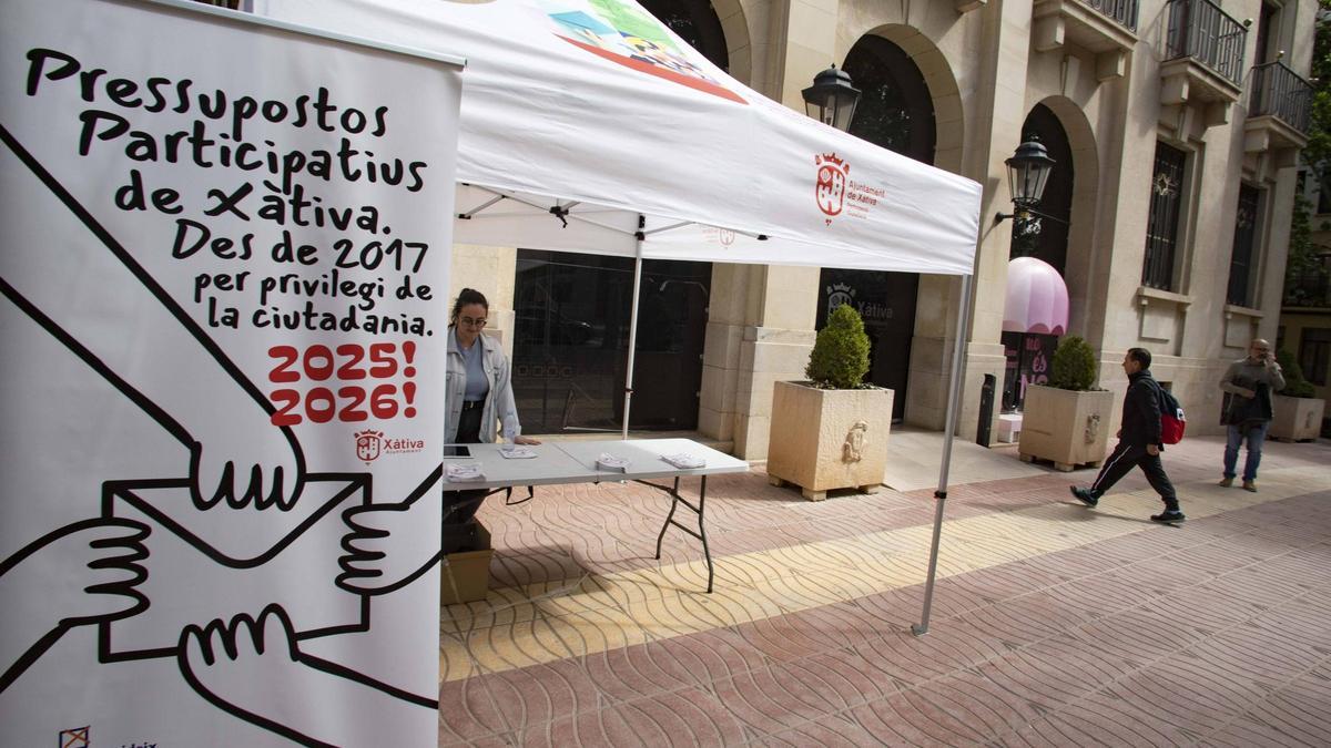 Estand para votar en el proceso de presupuestos participativos de 2025 en Xàtiva.