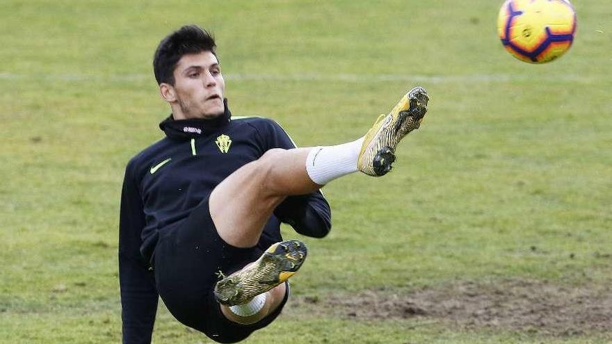 Cristian Salvador remata a portería durante el entrenamiento de ayer en Mareo.