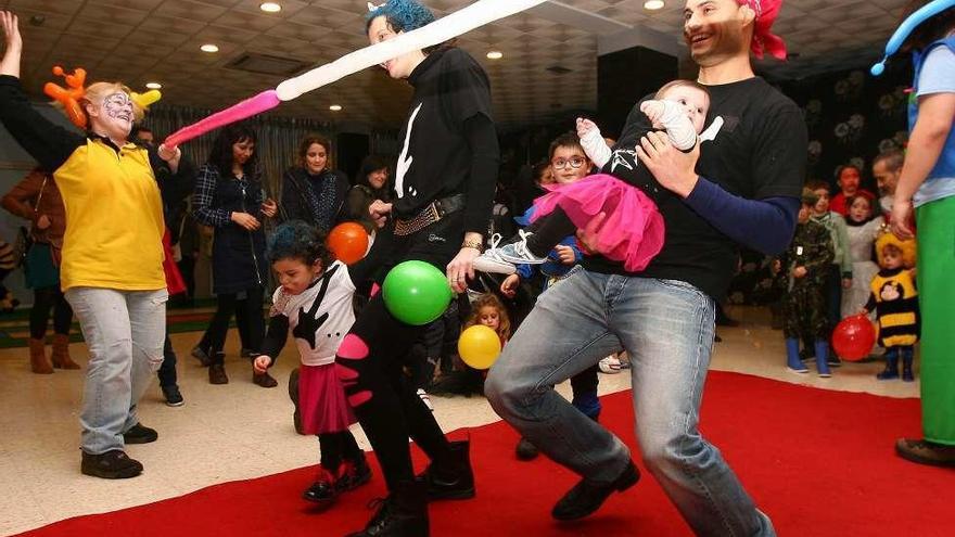 Niños y padres disfrutaron de la fiesta infantil de Entroido en A Estrada.// Bernabé/Cris M.V.