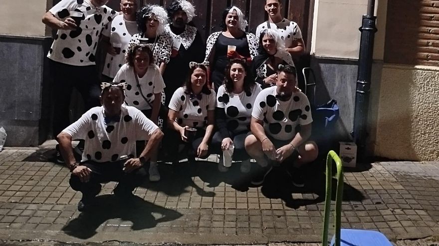 El Carnaval de Verano puede con la lluvia y llena de color la noche de Toro