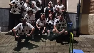 El Carnaval de Verano puede con la lluvia y llena de color la noche de Toro