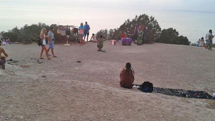 Vendedores ambulantes con sus puestos instalados en el mirador de Cala d´Hort.